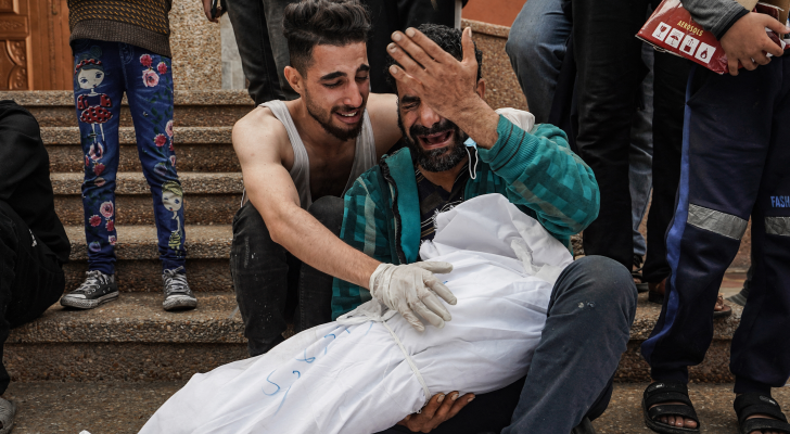 فلسطيني يبكي عائلته في غزة