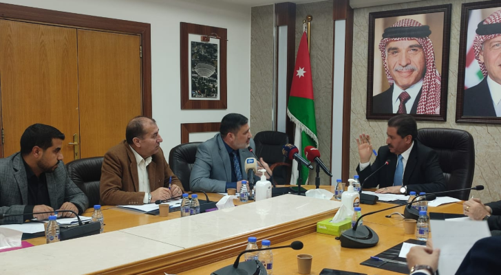 جانب من اجتماع لجنة الخدمات العامة والنقل النيابية مع ممثلي مؤسسة الخط الحديدي الحجازي