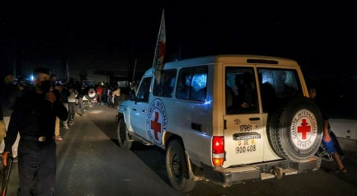 سيارة الصليب الأحمر خلال صفقة تبادل الأسرى
