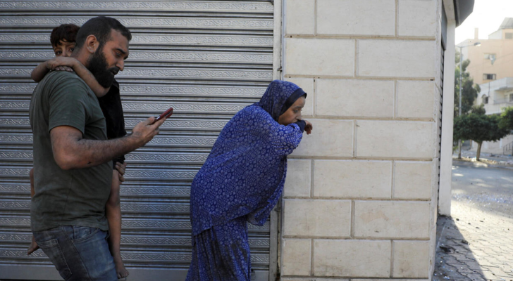 فلسطيني يحاول الاتصال خلال قصف الاحتلال