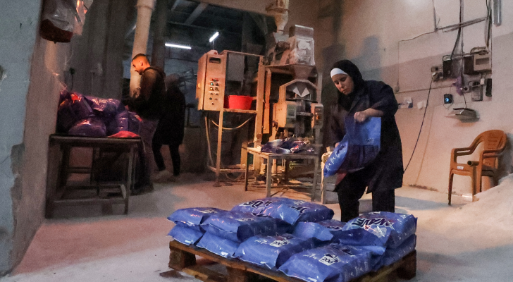 فلسطينية تعمل في مصنع للمنتجات المنزلية في مدينة رام الله بالضفة الغربية