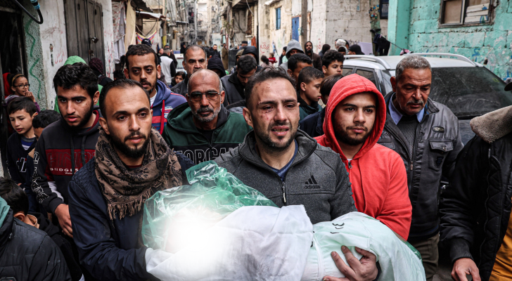 فلسطيني يحمل جثمان صغيره بغزة