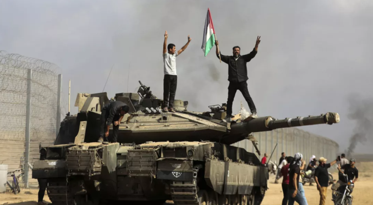 رفع علم دولة فلسطين فوق دبابة للاحتلال مع انطلاق طوفان الأقصى