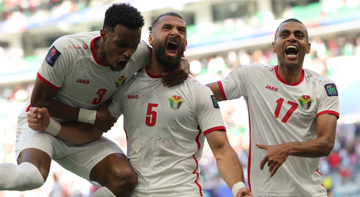 فرحة لاعبي المنتخب الوطني بعد تحقيق الهدف الأول في مرمى كوريا الجنوبية