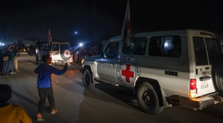 سيارة الصليب الأحمر خلال صفقة تبادل الأسرى