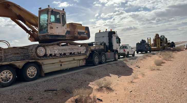 حجز آليات خلال ضبط مقلعين مخالفين في الرويشد