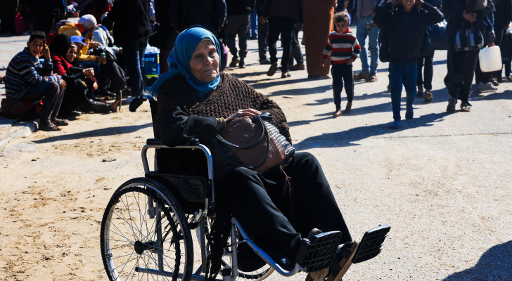 فلسطينية تنزح من خان يونس