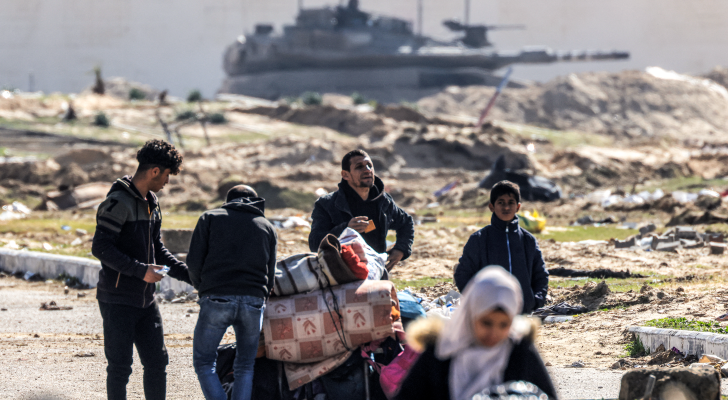 دبابة للاحتلال خلف نازحون فلسطينيون من خان يونس
