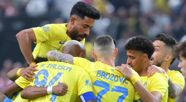 لاعبو النصر يحتفلون بهدف