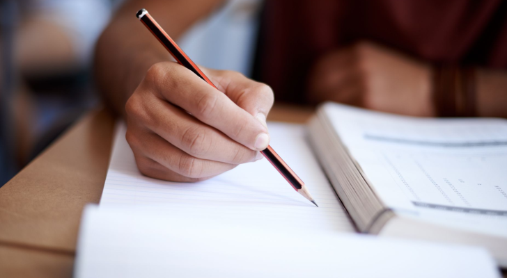 طالب يتقدم لامتحان "تعبيرية"