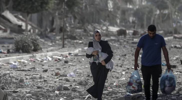 غزيون بين الدمار الذي خلفه عدوان الاحتلال