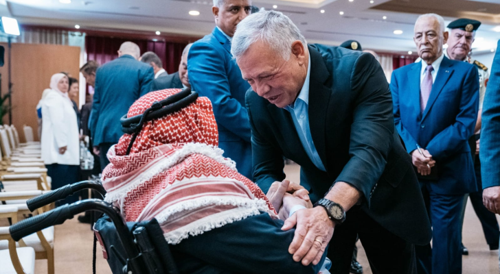 جلالة الملك عبدالله الثاني يهنئ أحد المتقاعدين العسكريين
