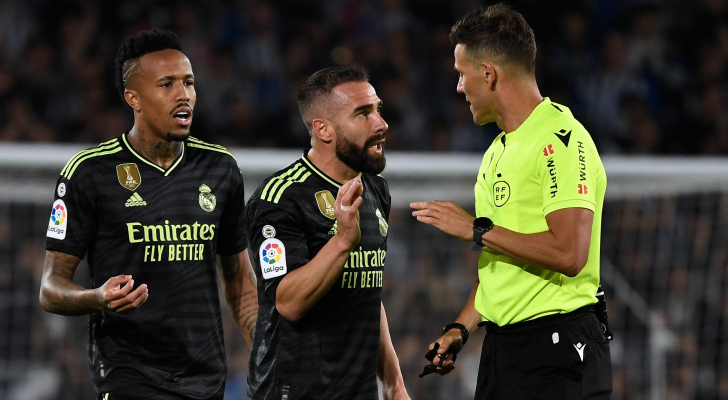 لاعبو ريال مدريد يعترضون على الحكم في مباراة سابقة