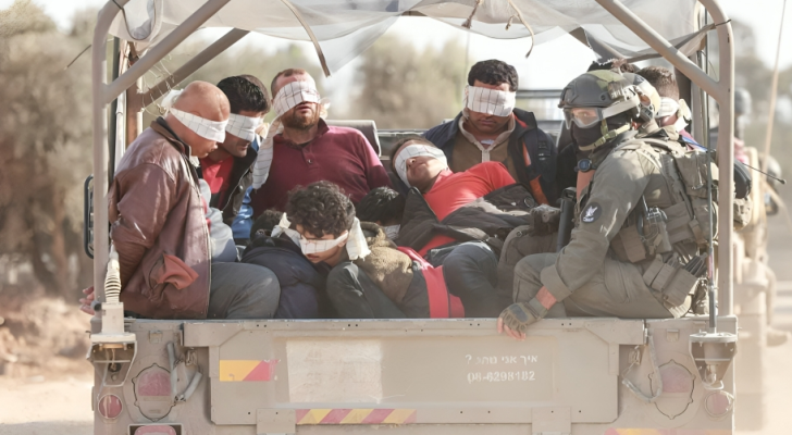 الاحتلال يعتقل عشرات الفلسطينيين في غزة وينكل بهم 