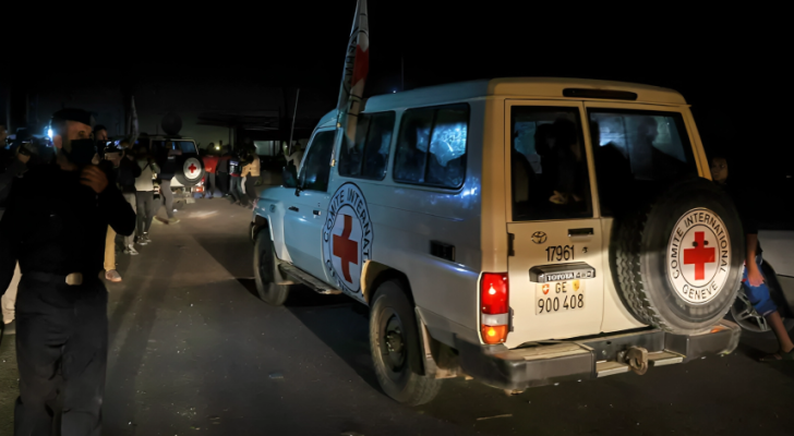 سيارة الصليب الأحمر خلال صفقة تبادل الأسرى