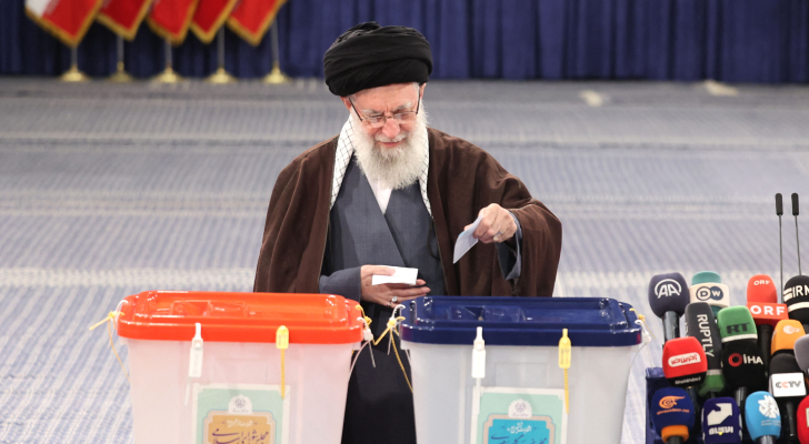 المرشد الأعلى آية الله علي خامنئي يفتتح عمليات الاقتراع