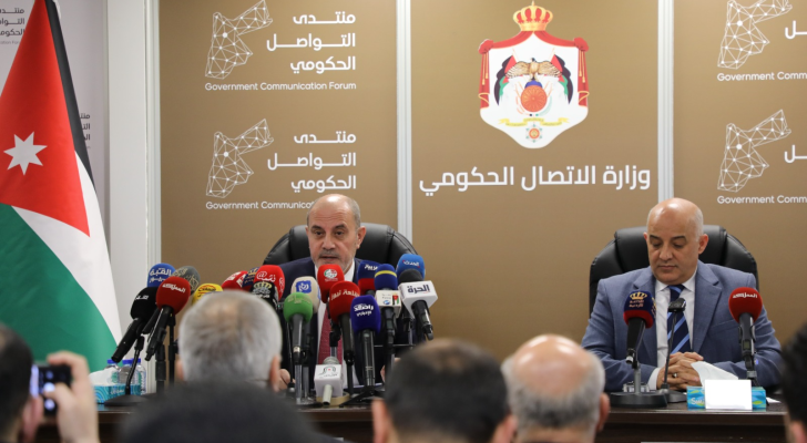 وزيرا الاتصال والتواصل الحكومي مهند المبيضين والصناعة والتجارة والتموين يوسف الشمالي خلال منتدى التواصل الحكومي