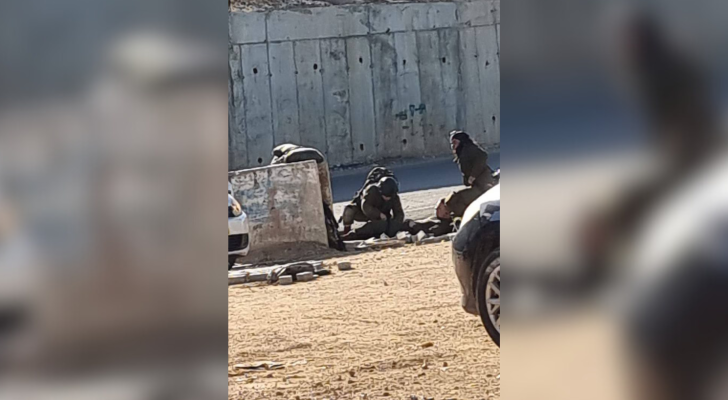 من موقع العملية عند دوار سلمان الفارسي في بلدة حوارة جنوب نابلس