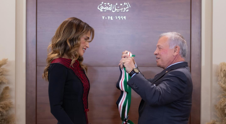 جلالة المك عبدالله الثاني أثناء تقليد جلالة الملكة وسام النهضة المرصع