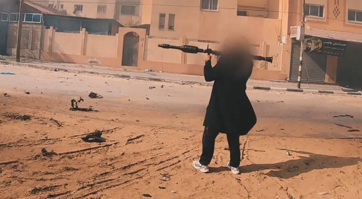 صورة للمقاتل الأنيق أثناء استهداف آليات الاحتلال
