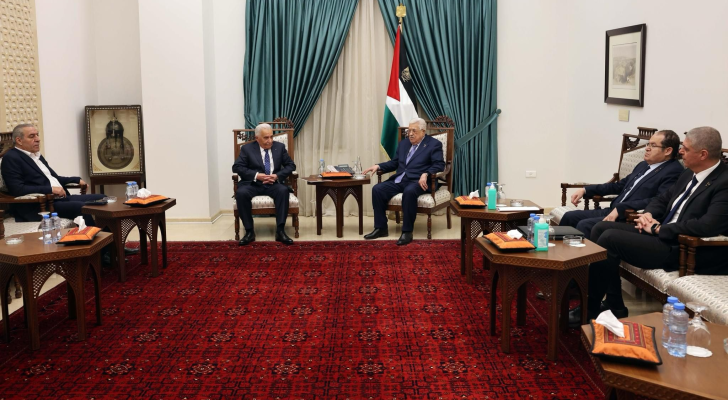 الرئيس الفلسطيني محمود عباس ورئيس مجلس القضاء الأعلى المستشار المستقيل عيسى أبو شرار