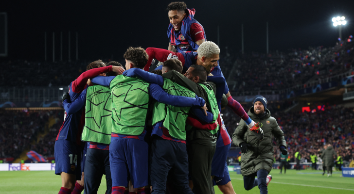 لاعبو برشلونة يحتفلون بهدف سابق