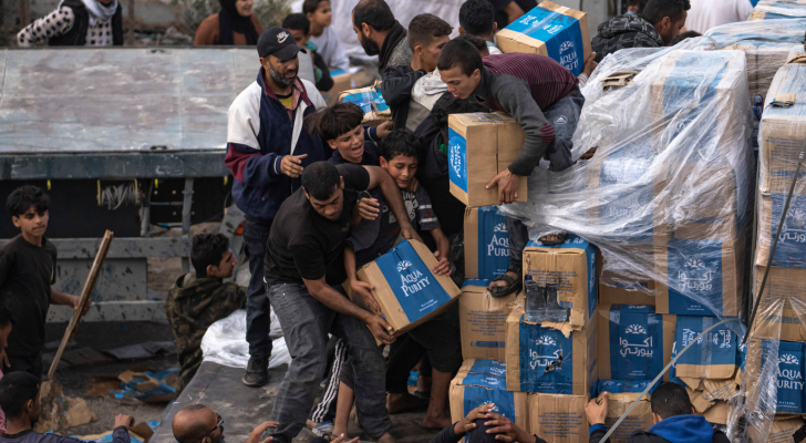 فلسطينيون يحاولون الحصول على مساعدات في غزة