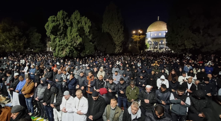فلسطينيون يؤدون صلاتي العشاء والتراويح في رحاب المسجد الأقصى