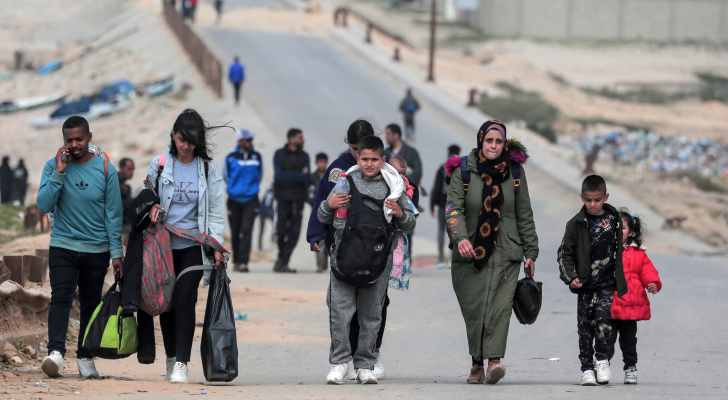 فلسطينيون فارون من مجمع مستشفى الشفاء والمناطق المجاورة له في مدينة غزة - AFP