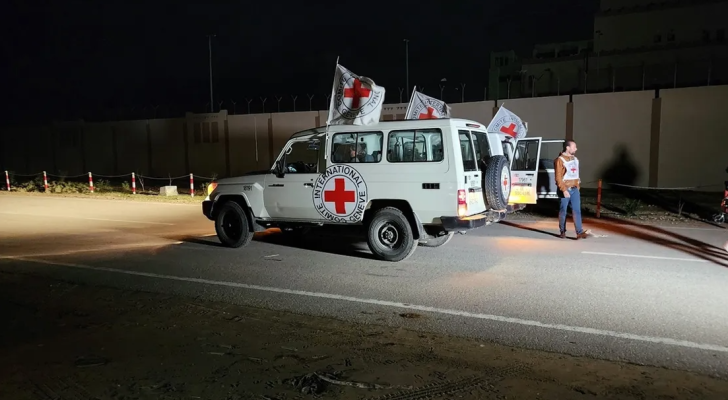 سيارة للصليب الأحمر تقل محتجزين خلال الصفقة الأولى لتبادل الأسرى