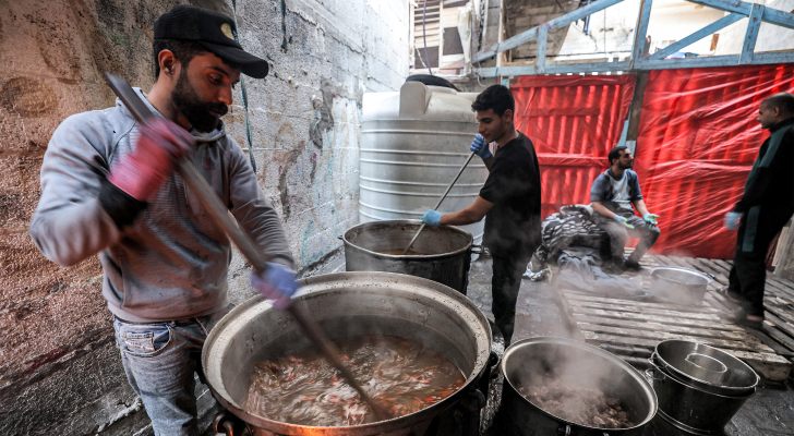 فلسطينيون يطهون وجبات افطار رمضانية في رفح