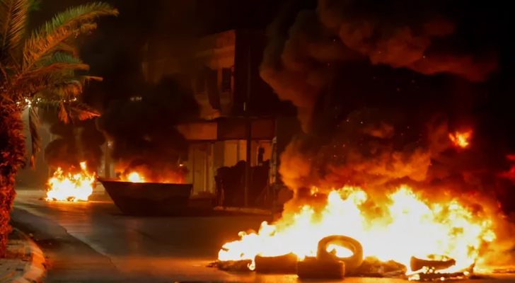 اشعال النيران في أحد شوارع الضفة الغربية
