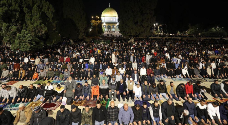 الآلاف يؤدون الصلاة في المسجد الأقصى المبارك