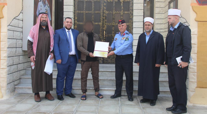 وزارة الأوقاف تكرم أحد النزلاء بفوزه بالمركز الرابع بحفظ القرآن الكريم