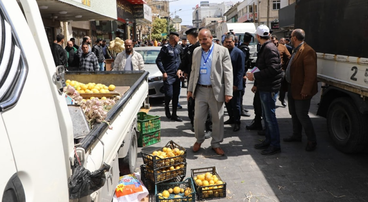جانب من الجولات التفقدية في أسواق مدينة إربد خلال شهر رمضان المبارك