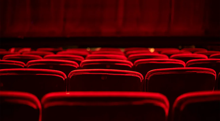 صورة تعبر عن مدرج سينمائي