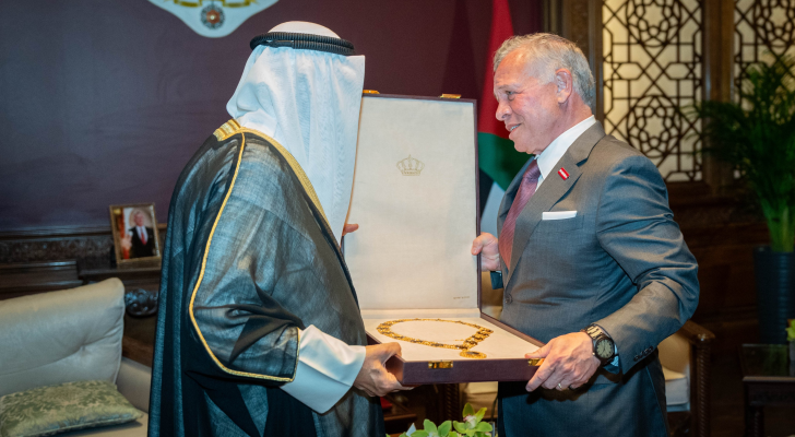 الملك يمنح أمير الكويت قلادة الحسين بن علي