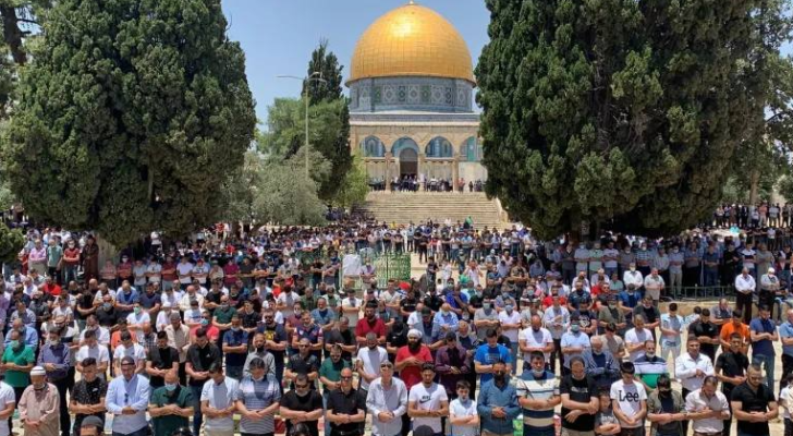 مصلون يؤدون الجمعة في رحاب المسجد الأقصى المبارك