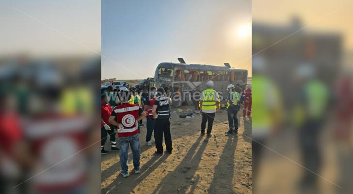 وفاة ١٤ شخصا بحادث انقلاب حافلة في السعودية - صور