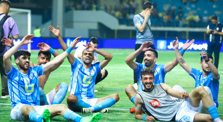 لاعبو الفيصلي يحتفلون بالفوز في المباراة الماضية