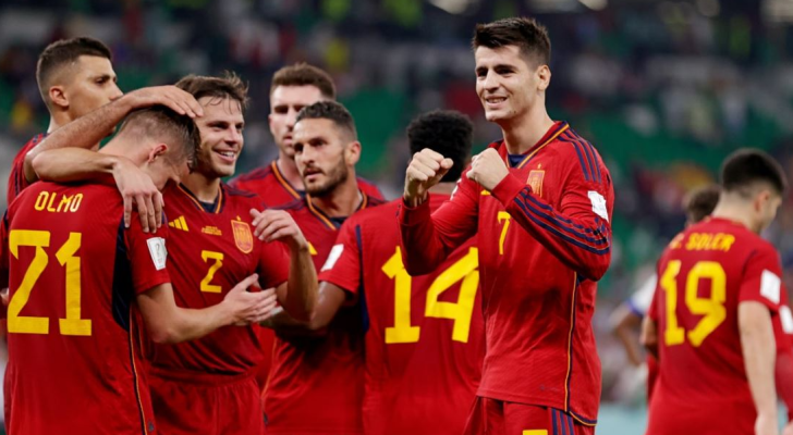 مهاجم منتخب اسبانيا موراتا يحتفل بهدف سابق