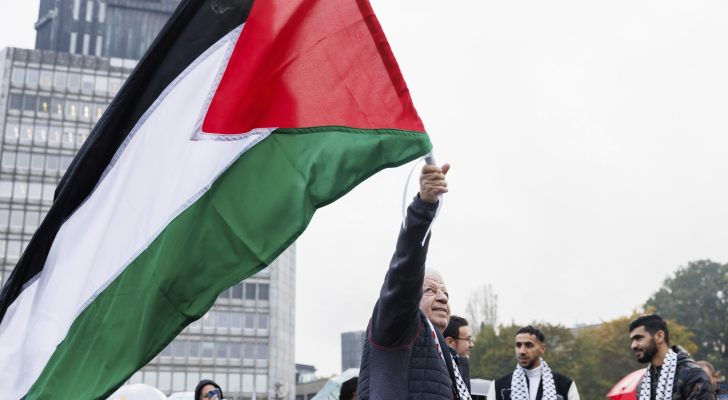رجل يحمل العلم الفلسطيني