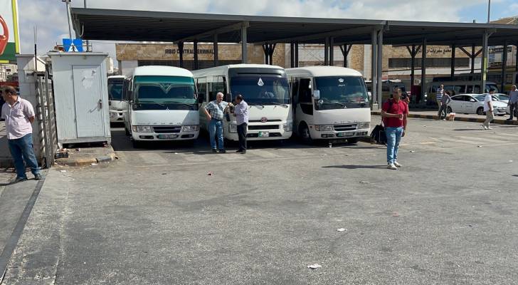 اضراب أصحاب حافلات الكوستر على خط إربد-عمان