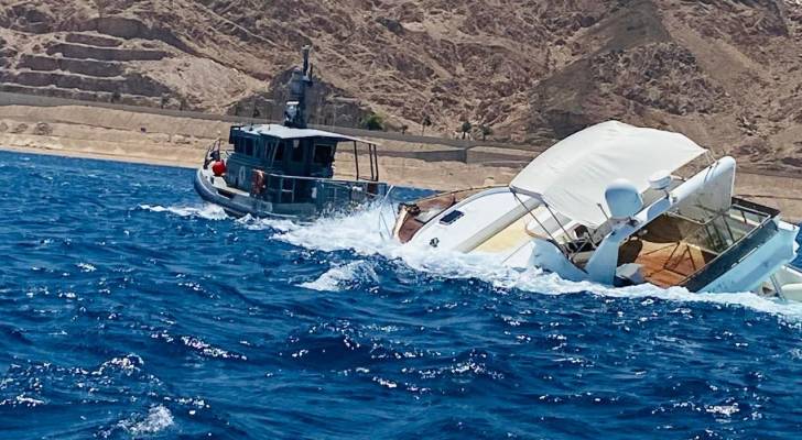 الجيش العربي: إخلاء وإنقاذ مركب سياحي تعرض للغرق في العقبة - فيديو وصور