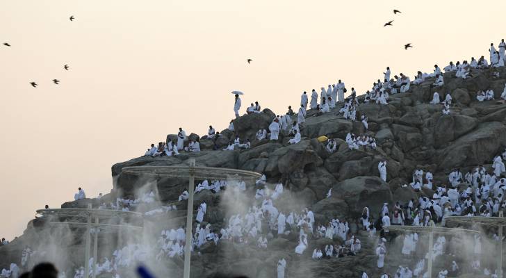 ضيوف الرحمن يؤدون ركن الحج الأعظم بالوقوف في عرفة - فيديو وصور