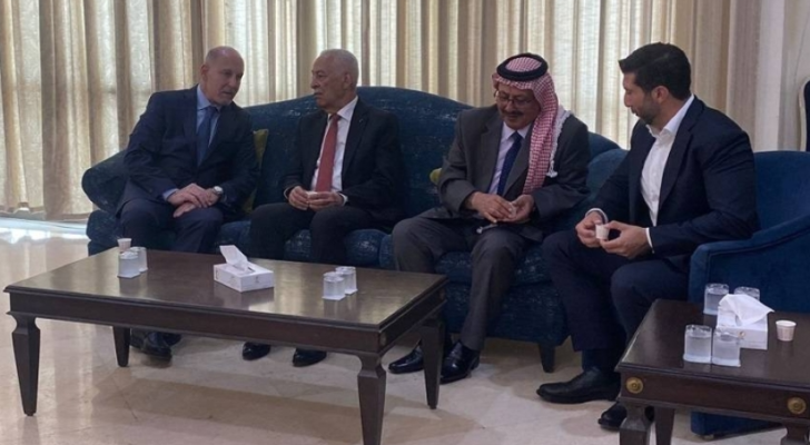 رئيس الديوان الملكي يوسف العيسوي يعزي عشيرة الكرادشة
