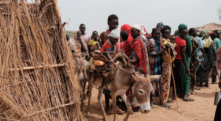 سودانيون يصطفون للحصول على المساعدات في مخيم للنازحين