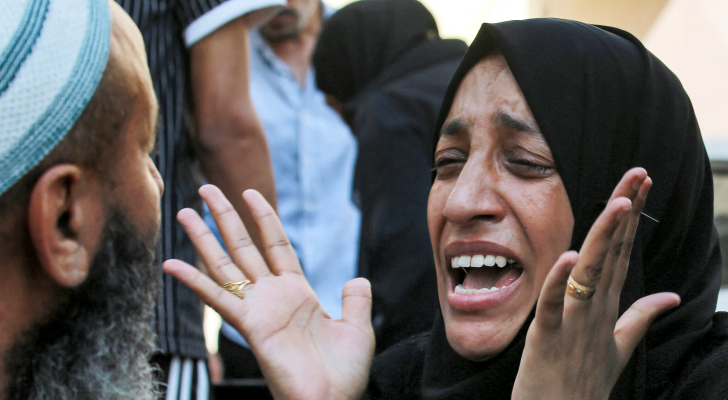إمرأة تبكي أقاربها الذين ارتقوا في غزة