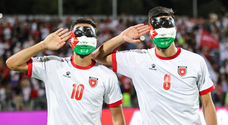 لاعبا المنتخب الأردني يؤديان التحية للجمهور