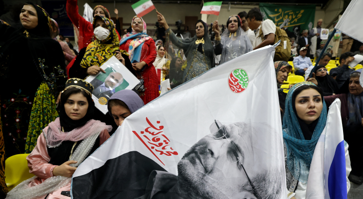 إيرانيون يحضرون تجمعا انتخابيا لرئيس البرلمان الإيراني المحافظ محمد باقر قاليباف